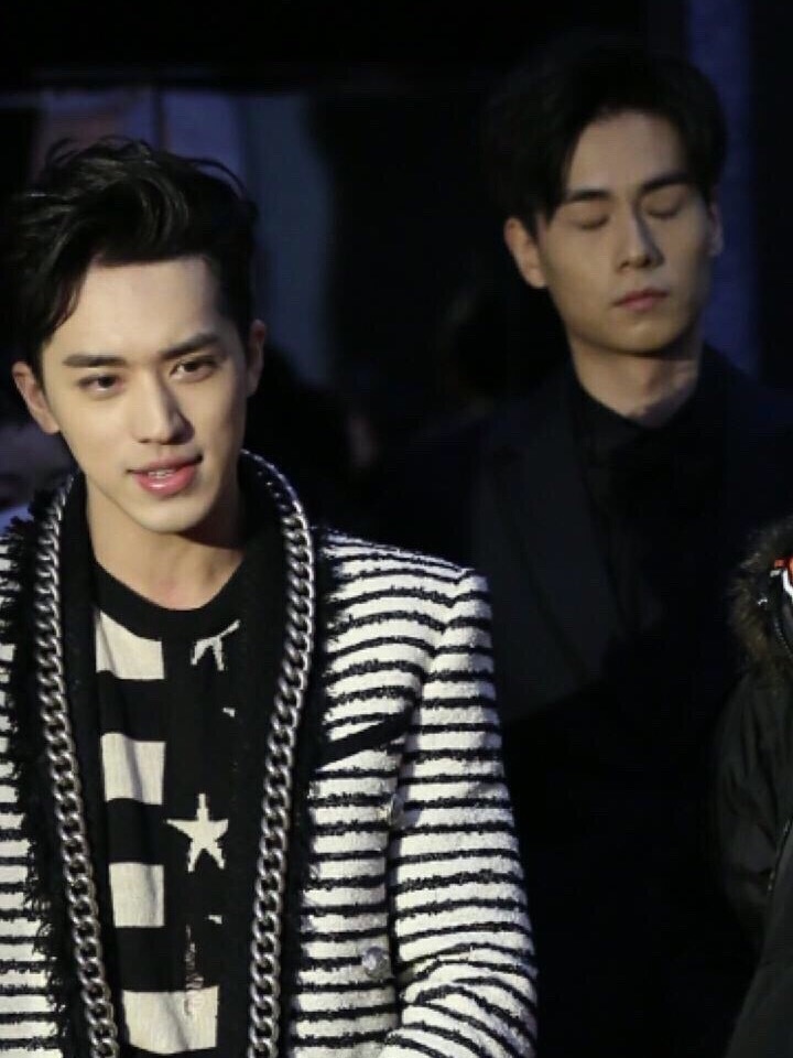 以前喜喂粥的眼睛和眉毛是平平的有一些往上走的趋势 出道的前两年还很爱给他的大卧蚕