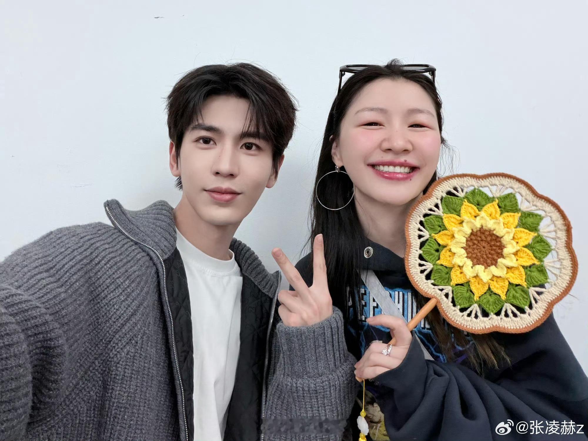 金靖说明显感觉到张凌赫太火了吃东西的时候，金靖说张凌赫会试出最好吃的跟她分享这个