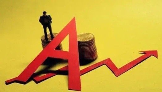A股在周一经历了缩量微涨，市场成交量明显萎缩，主力资金持续流出。大金融等权重板块