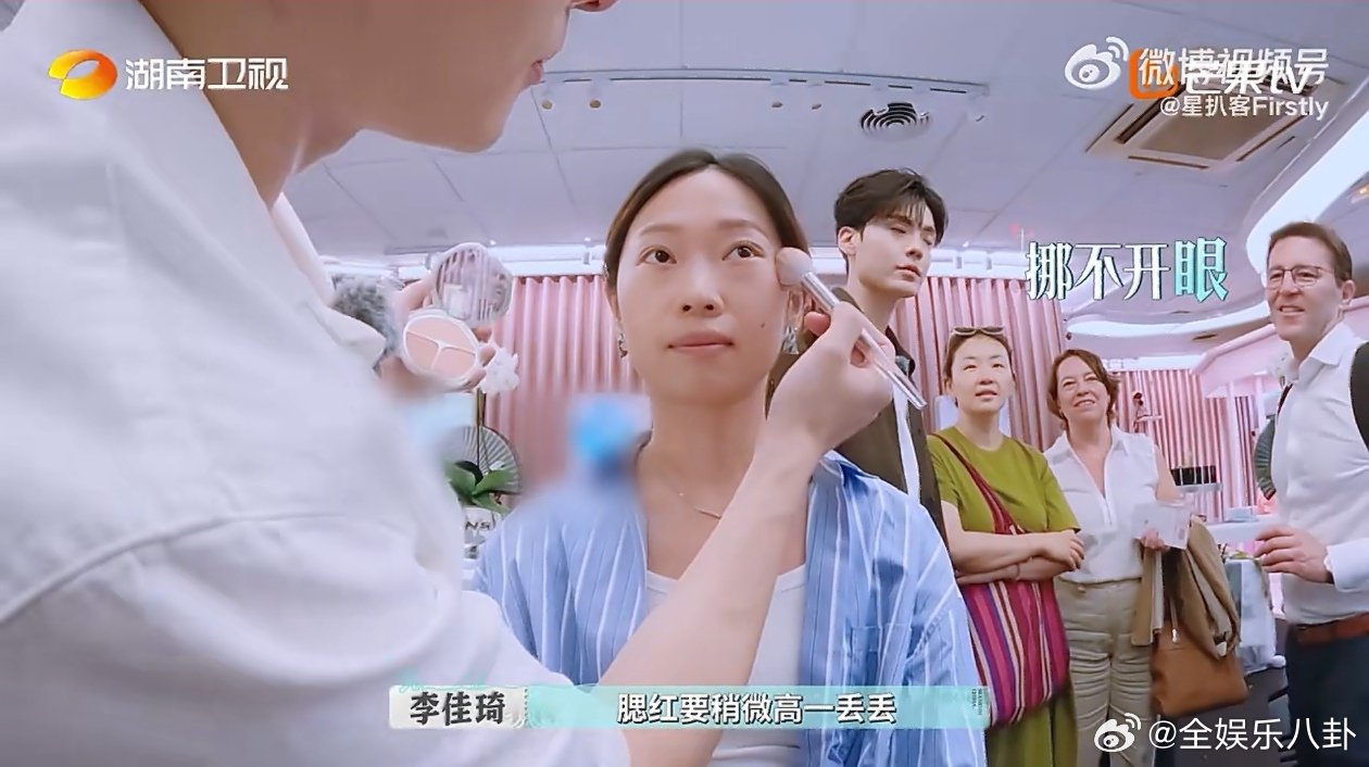 李佳琦刻在骨子里的随地种草巴黎合伙人名场面巴黎合伙人 合伙人们都在各自区域忙碌接