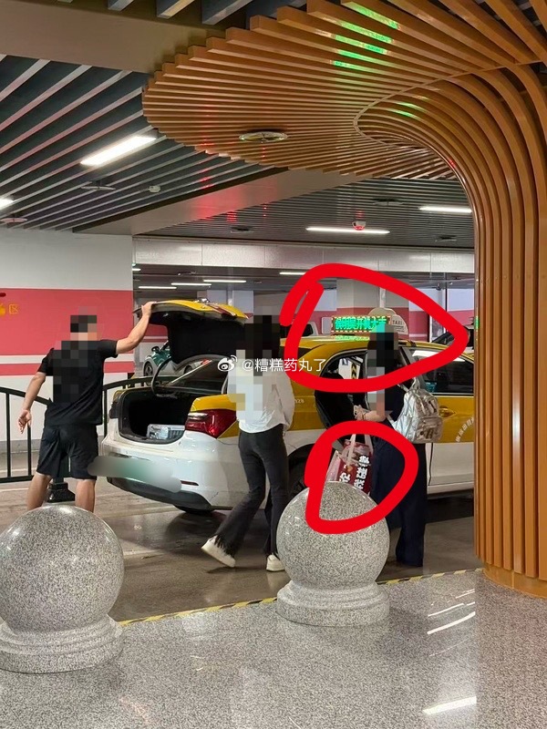 小石榴能不能有点骨气怎么还坐有侯明昊应援的车
