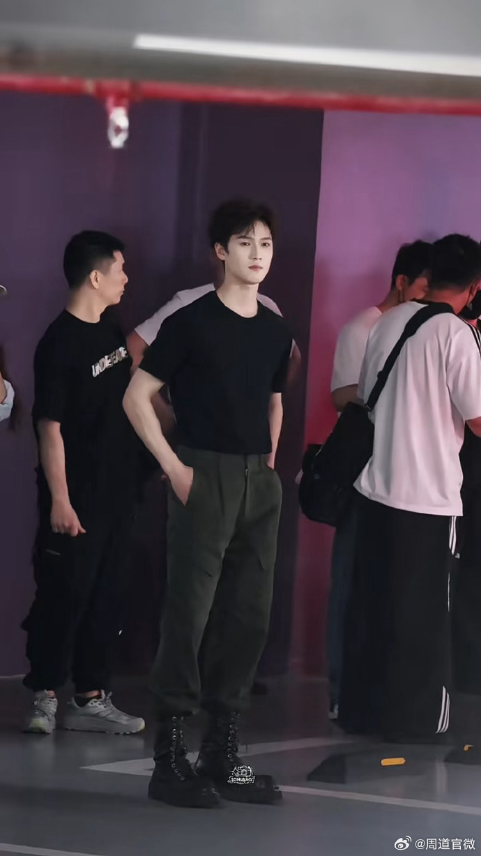 李昀锐帅得一身正气李昀锐帅得一身正气，黑T帅成这样，闯入硬汉赛道了李昀锐黑T帅成