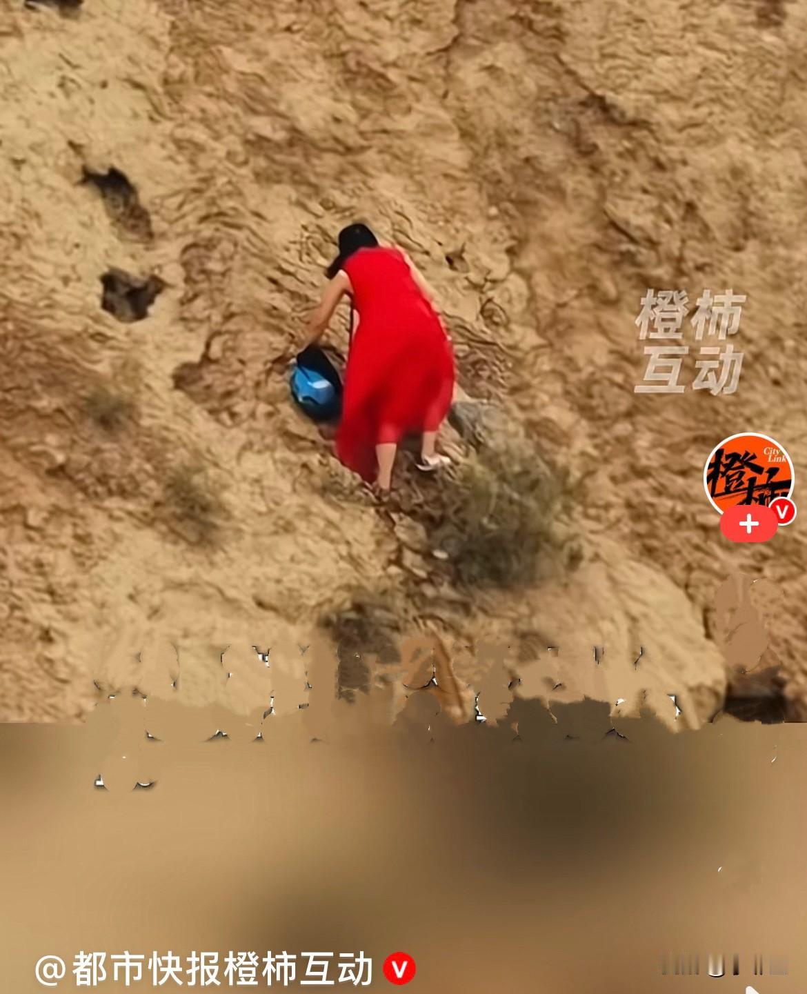 近日，甘肃张掖七彩丹霞景区，一名女游客东西不慎掉落景区护栏内，为了捡回物品，她竟