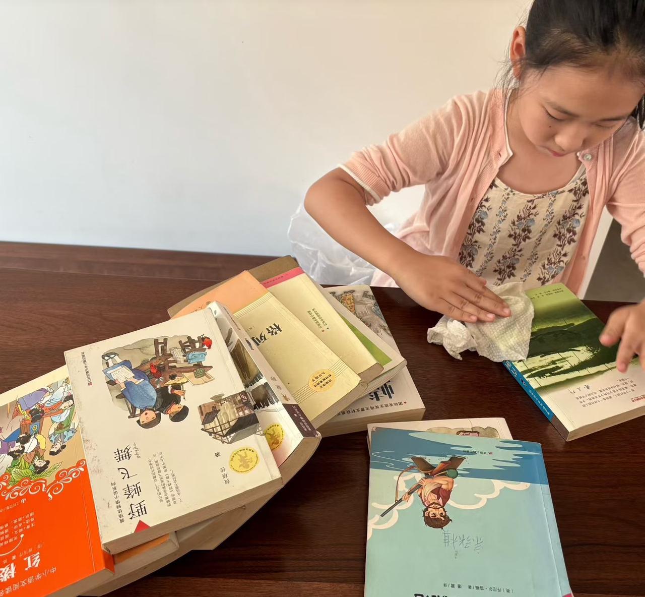 家里买的新书，已经赶不上小家伙的阅读速度了，索性买了一堆旧书，认真擦拭中[呲牙]