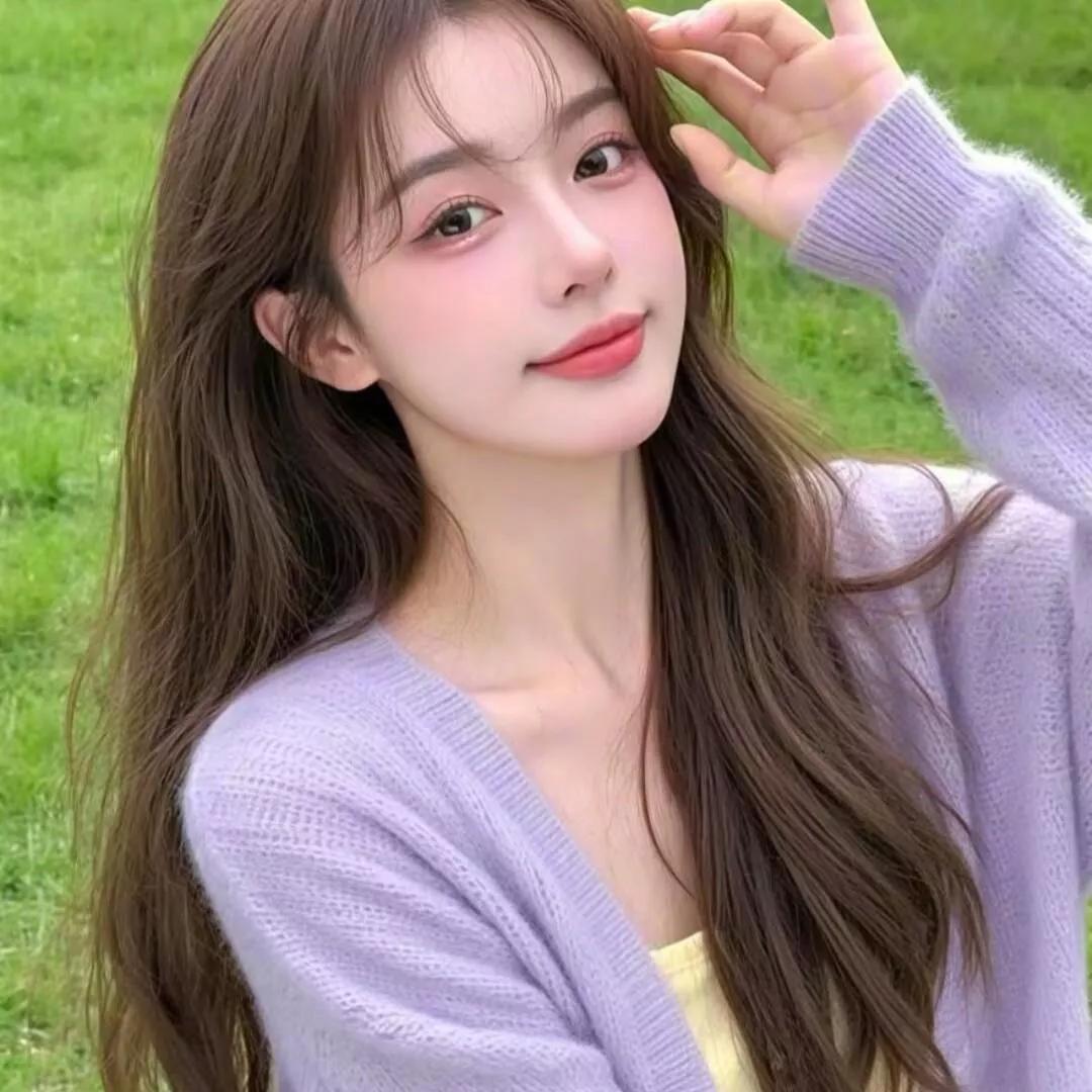 阳光明媚的一天，元气满满的小仙女在草地上摆拍！自然美少女自拍 花海少女照 草地的