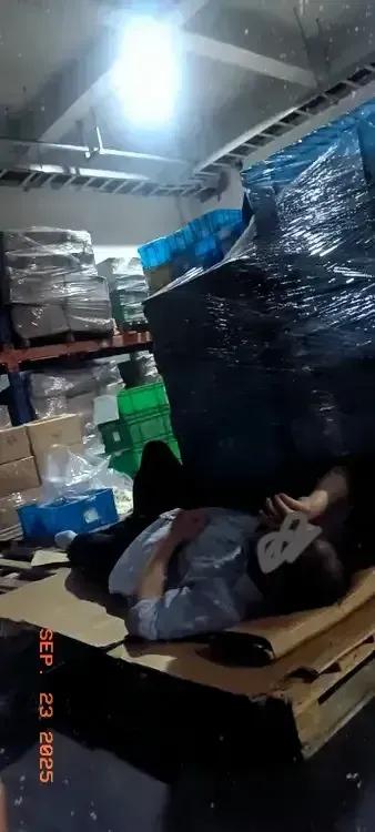 沉默的守护与现实的困局
 
下午两点车间角落，那员工蜷着睡觉，哪是偷懒？分明是被
