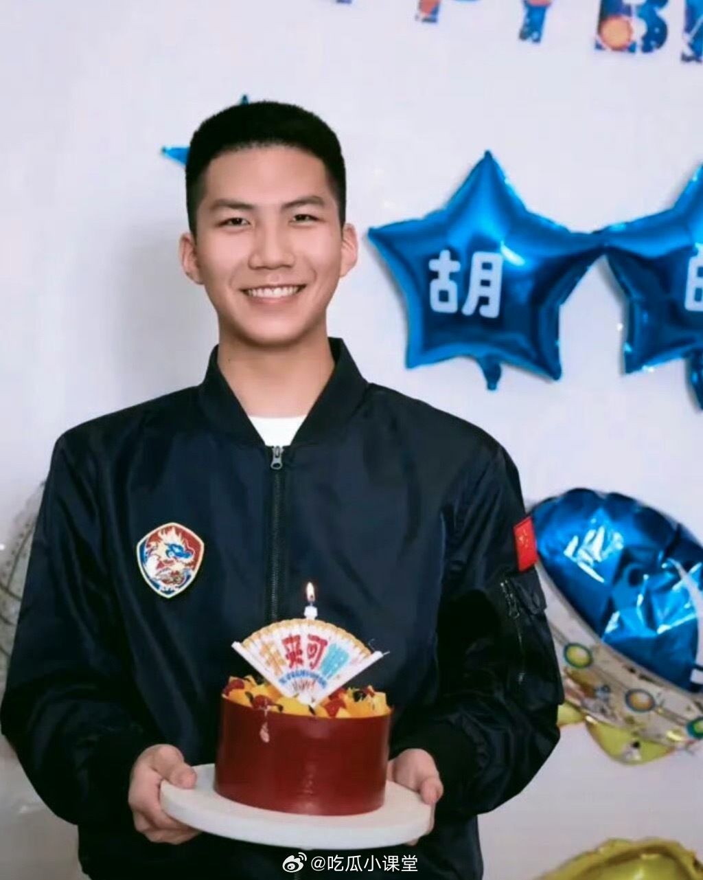 17岁康康长这么高了 康康这个身高我真是服了，胡军185，他妈175，基因这块算