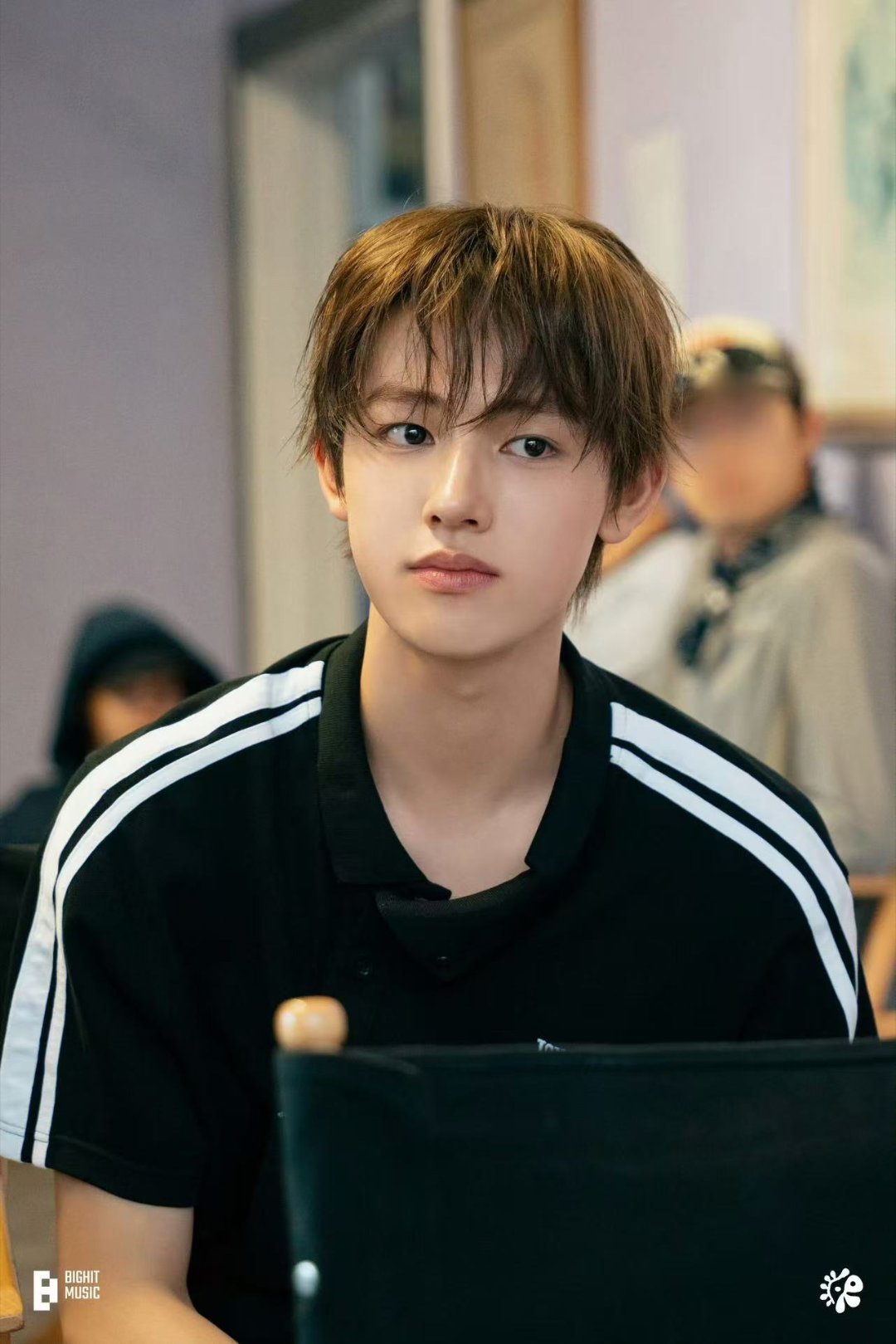 严成玹完全是 next 李羲承吧？鼻子也自然很多不是 hybe 鼻 ​​​