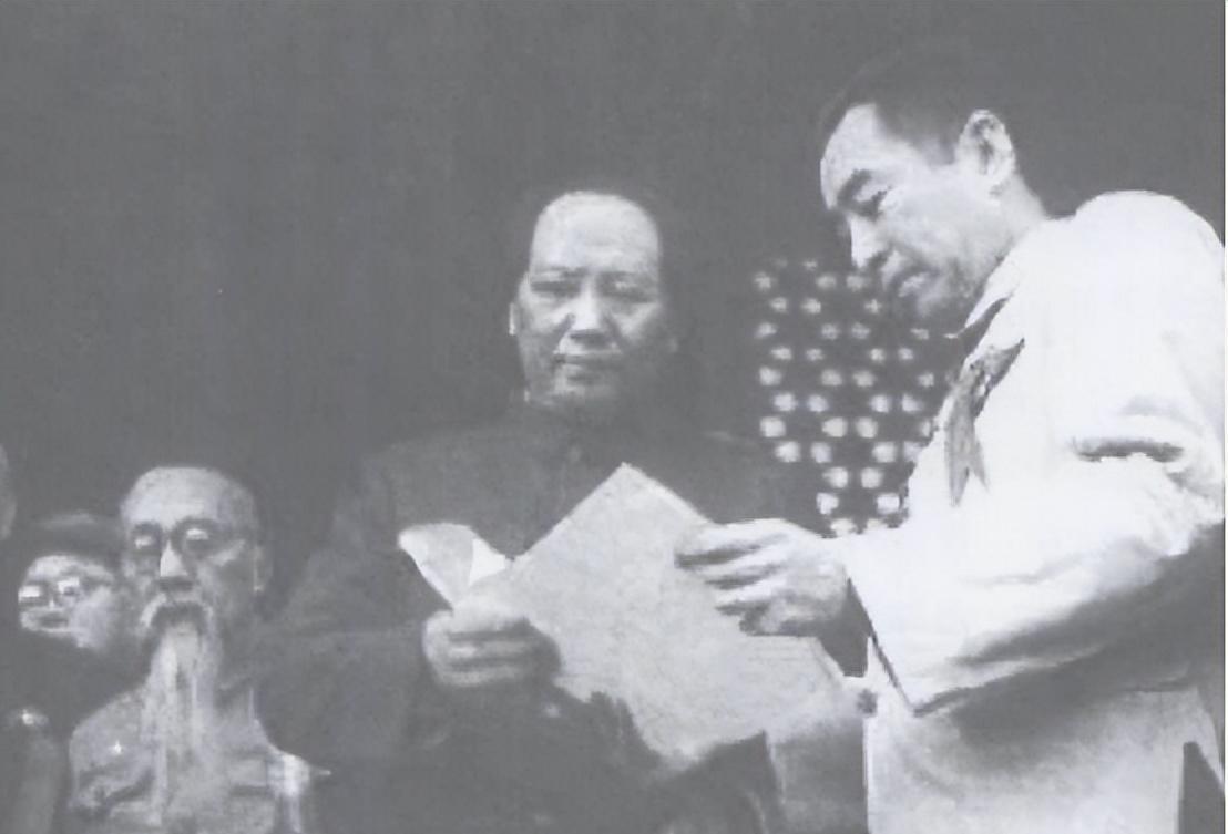 1950年10月，北京协和医院的走廊里气味混杂，消毒水与药味交织。主治医生拿着体