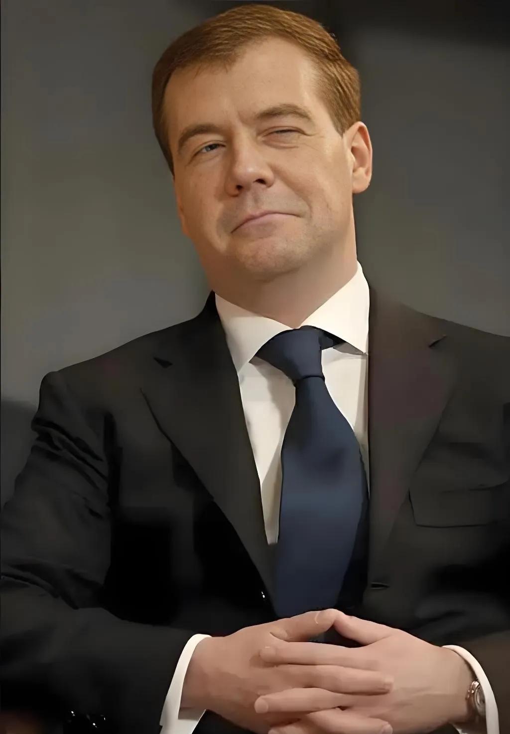 突发消息:2月2日，俄罗斯重量级人物梅德韦杰夫突然捅破窗户纸，公开承认俄美正在秘