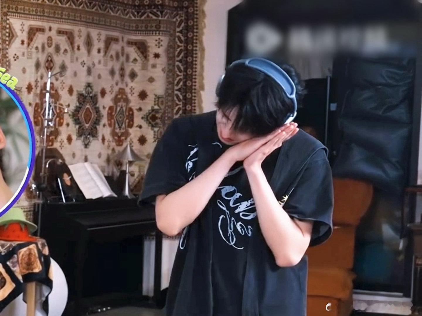 表演睡不着是要双手合十放在腮腮肉旁边再摇头的 婴鹅呀 ​（​​​