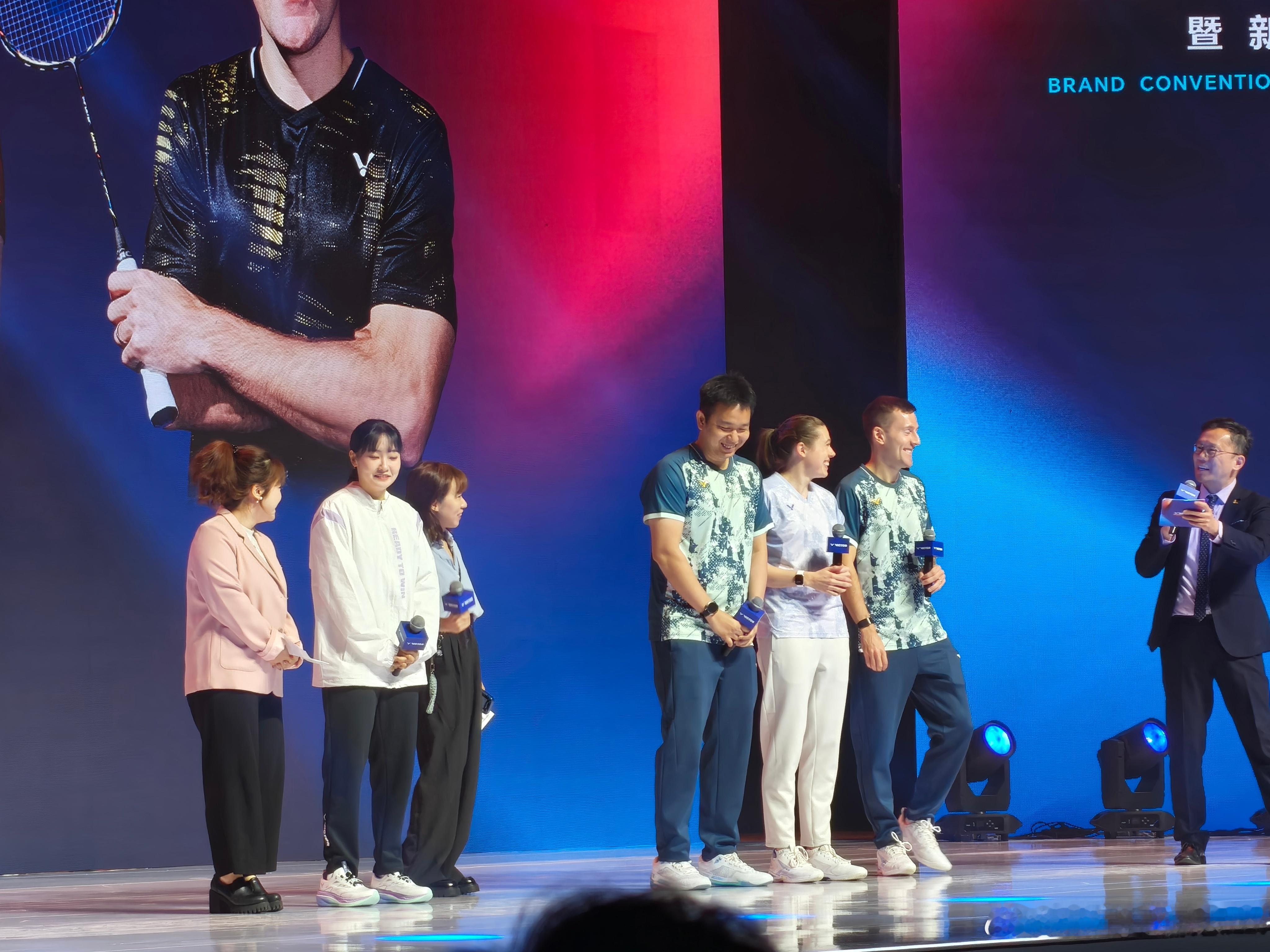 亨德拉在现场为图雅再次送上新婚祝福图图：祝福收到了，红包呢主持人：会送吗？亨德拉