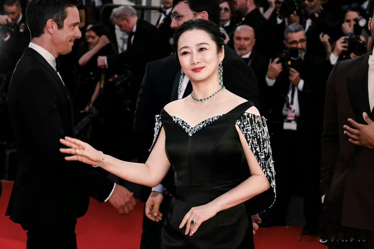 5月13日，第79届戛纳电影节开幕红毯上，赵涛携新作《都灵之影》惊艳亮相。一袭P