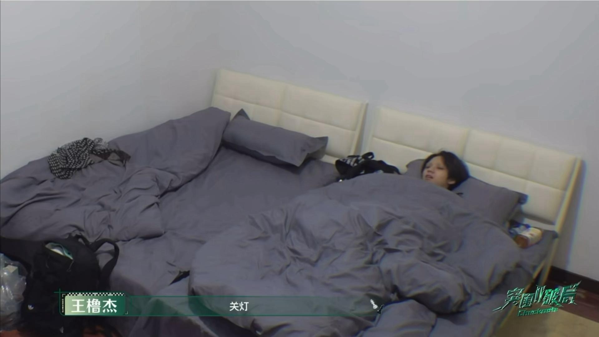 要碎觉了不肯关灯突然对着杰哥卖萌然后杰哥一个正太白眼不忍直视躲过bdksogsl