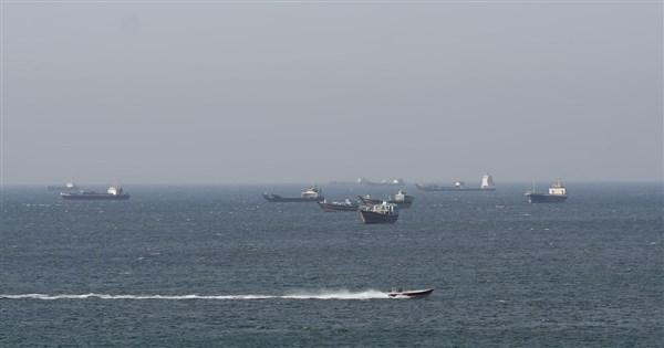 据塔斯尼姆通讯社报道，尽管美国祭出严苛的封锁令，一艘悬挂伊朗国旗的货船“舒贾2号