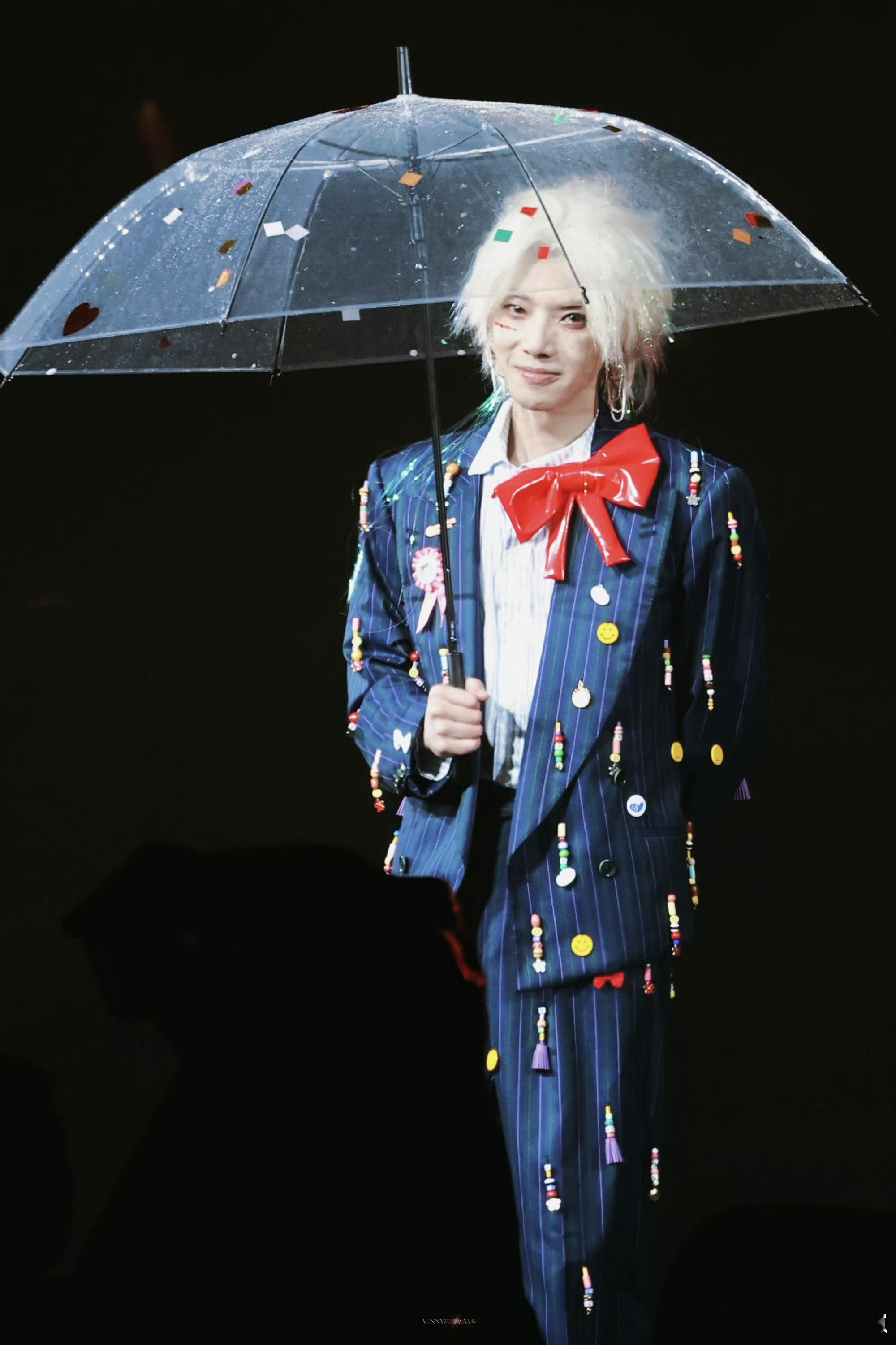 华晨宇撑伞落泪伞下泪光，雨夜限定的舞台瞬间😭 ​​​