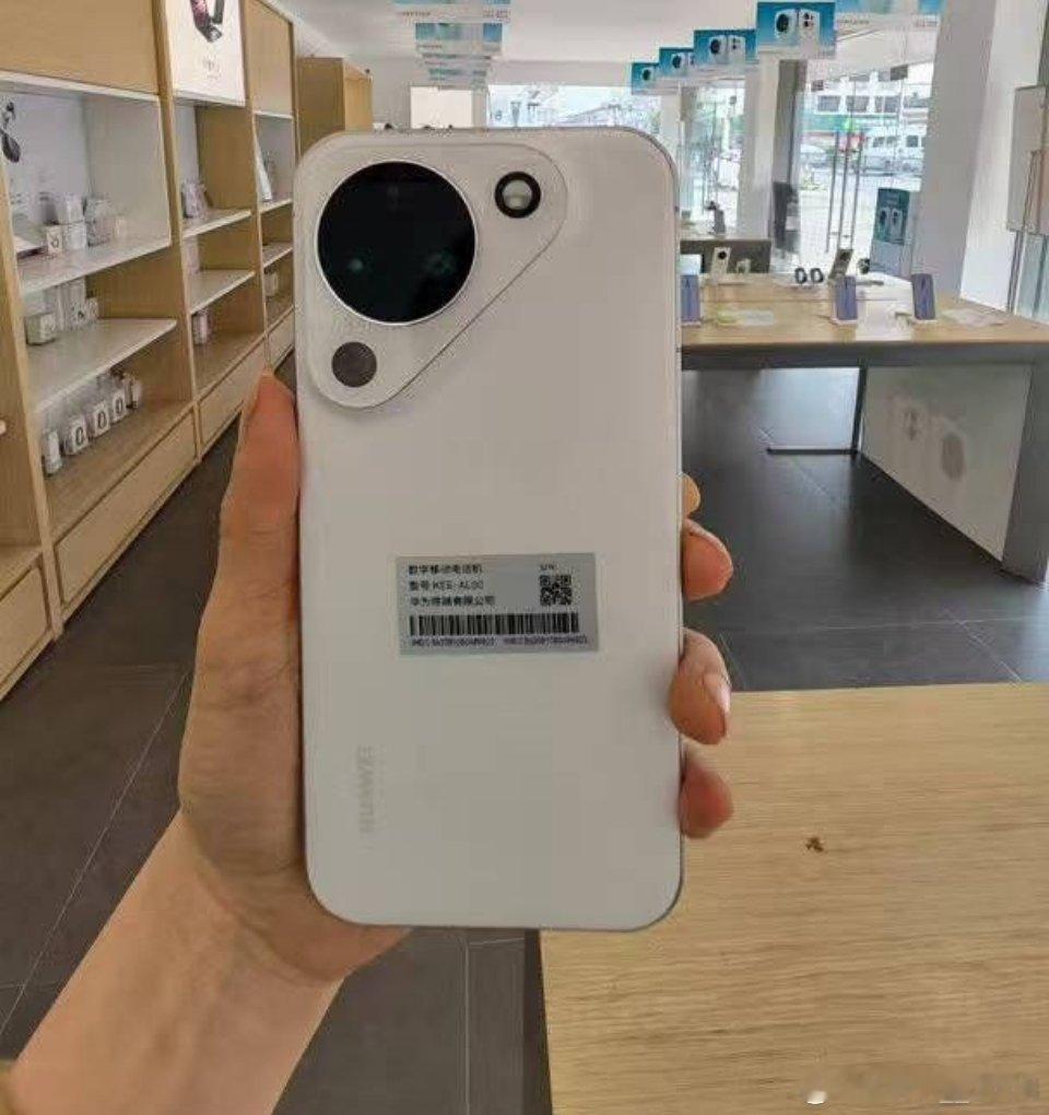 如果这真的是华为Pura90标准版这个设计真的一言难尽，感觉像千元机的造型 