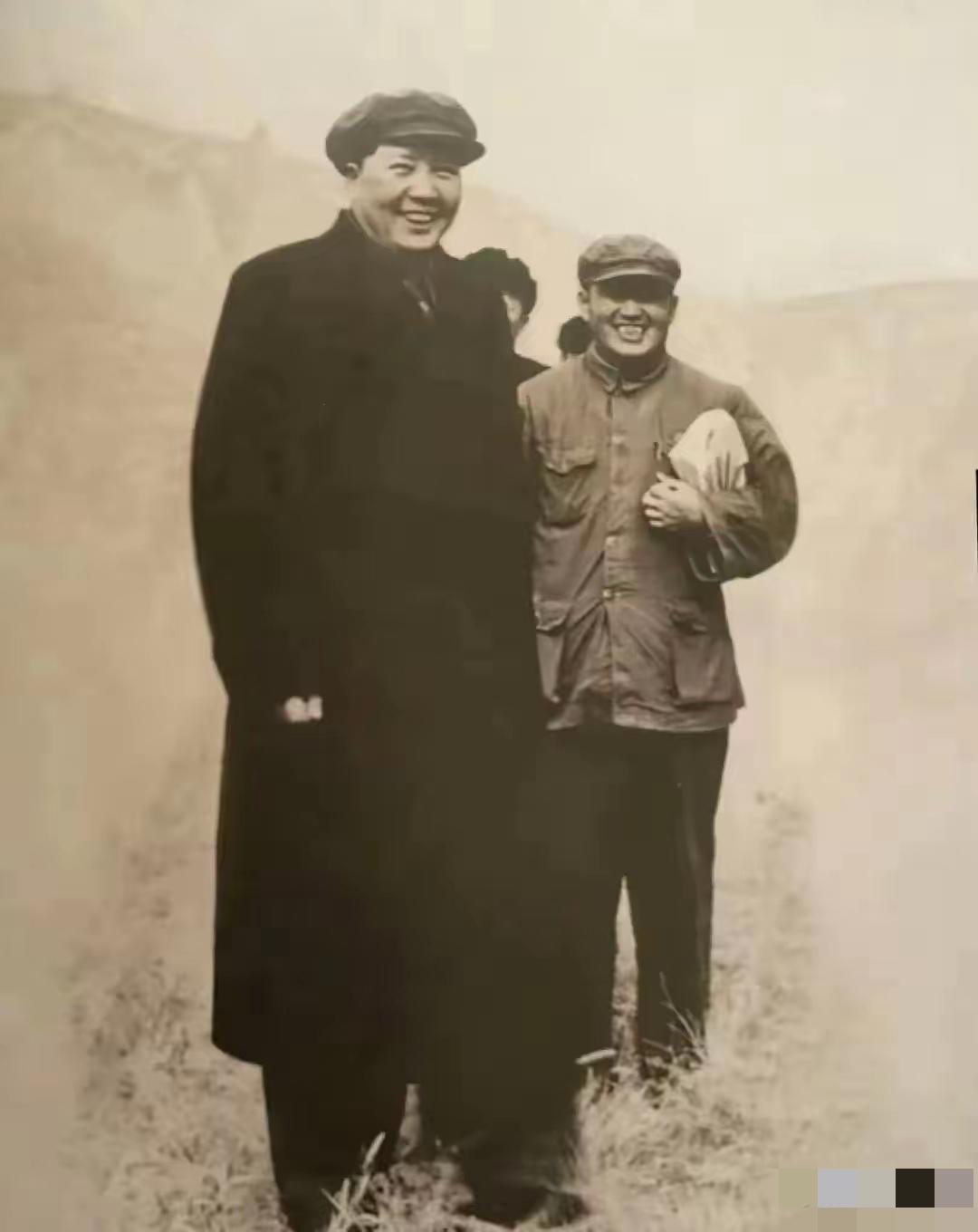 每次看到伟人的笑容，都忍不住心头一暖——那不是刻意的客套，是打从心底里对人民的牵