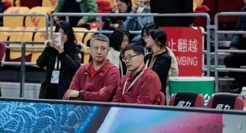 问题找到了！有人认为，中国男篮昨天惜败，主要是少了4个人

★少了一个控场的后卫