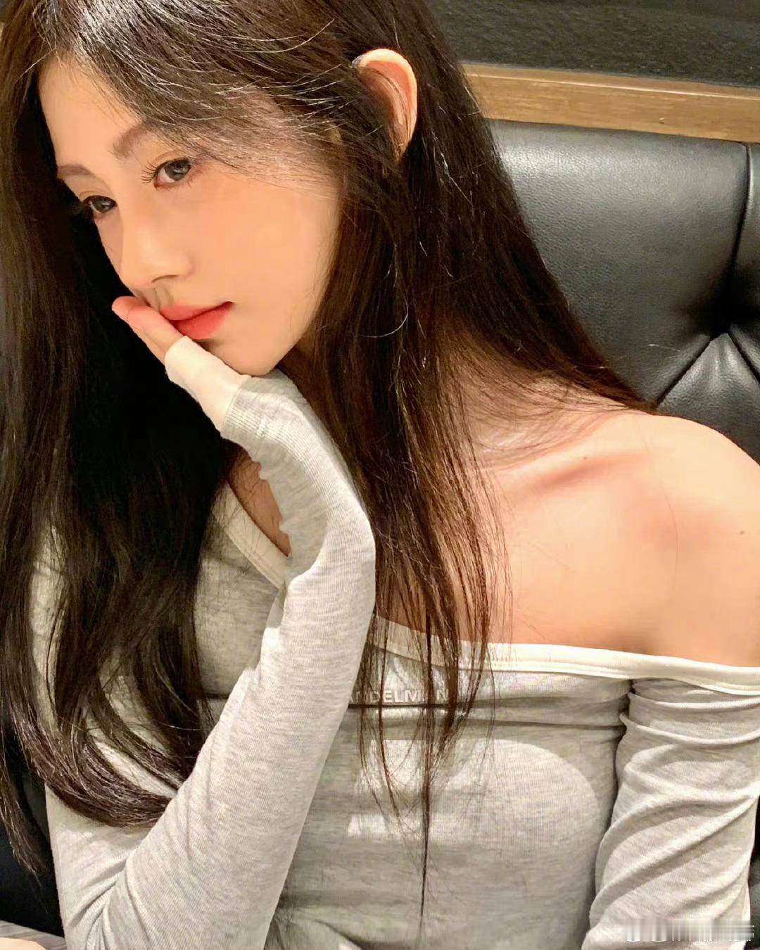#鞠婧祎的最新自拍#谁懂啊家人们，小鞠的最新自拍美到新高度了，纯欲氛围感拿捏得很