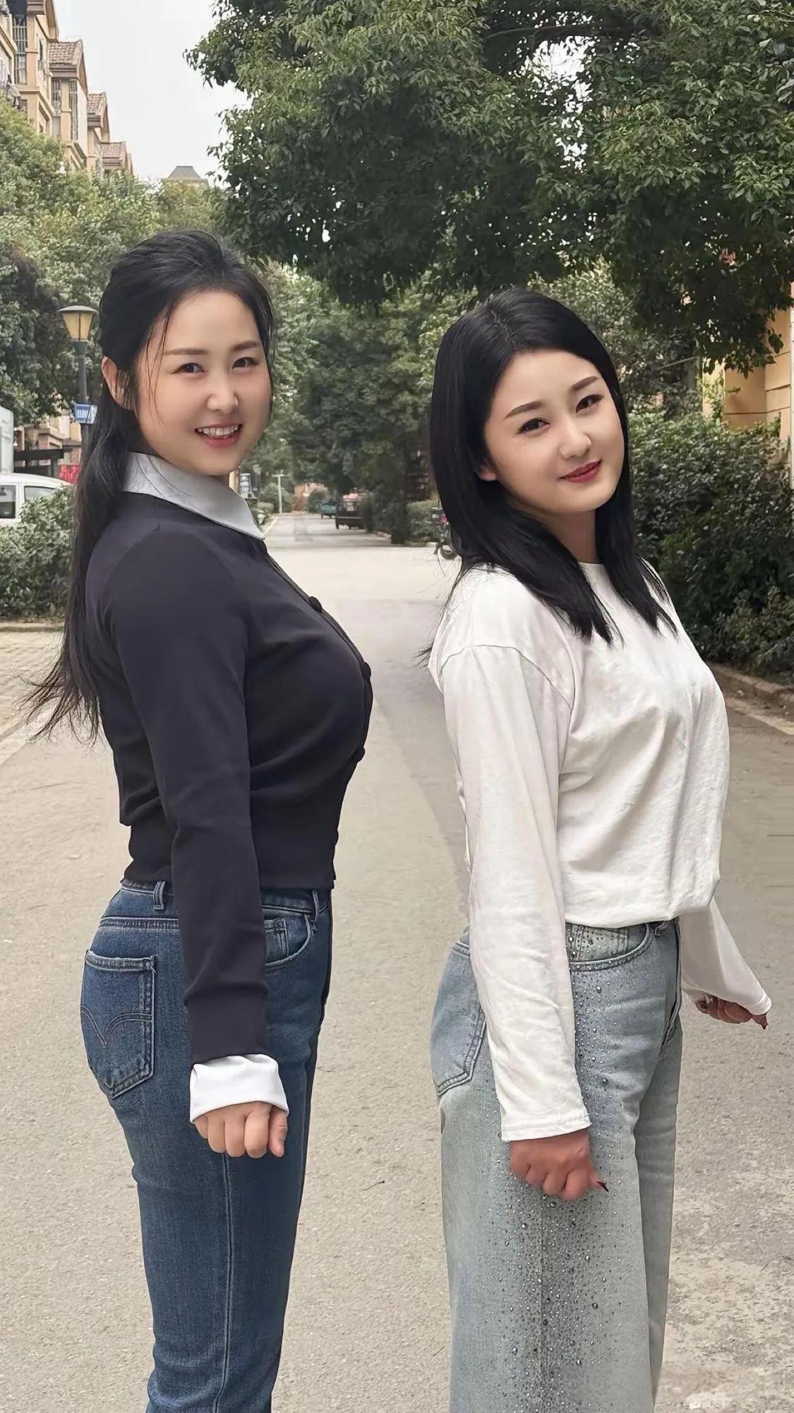 凭第一感觉，姐妹俩谁更美？