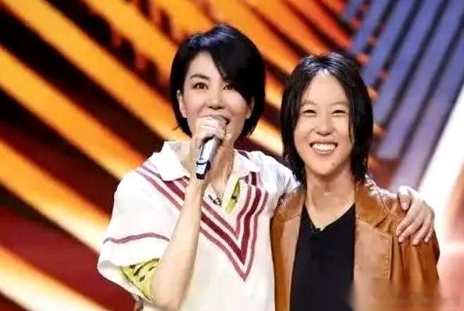 Z世代吃她的松弛感 那英看着台上那个身影，眼泪直接就下来了。那孩子开口，声音空灵
