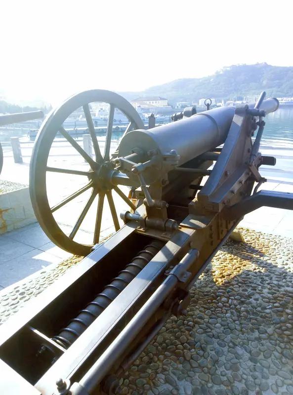 中德两国历史上合作不少。在晚清时期，清政府就从德国大量采购武器装备，比如著名的克