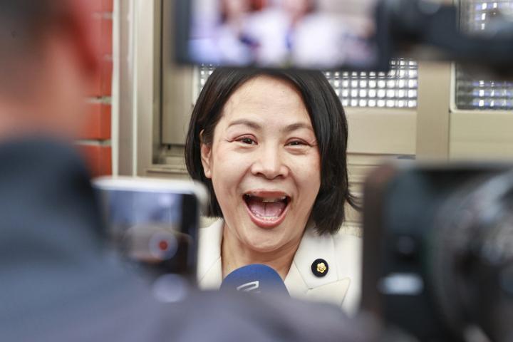 「谁想要我走谁买单！」李贞秀上绿媒怒骂黄国昌主导逼退：原本讲好做到8月

梅花新