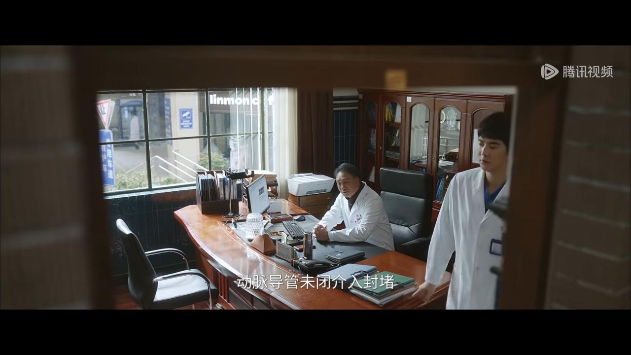 问心一个只有三岁的孩子，林逸看到那个报告就给出了治疗方案“动脉导管未封闭介入堵住