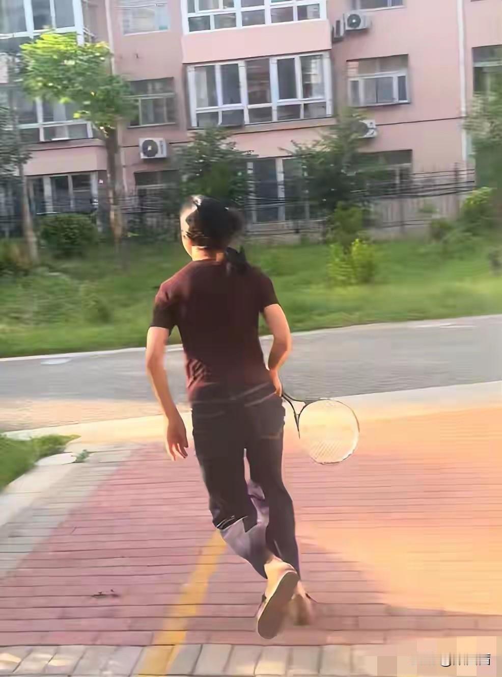 高考陪考闹出大笑话！爸爸接连犯糊涂，妈妈拿着球拍追着满屋跑
 
高考期间全家都紧