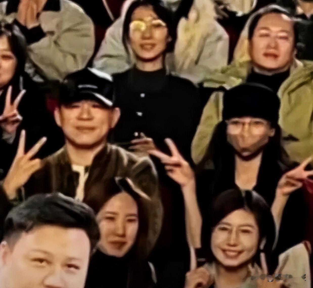 11月19日，话题“疑似胡彦斌易梦玲恋情”登热搜。[嘘]

网友拍到胡彦斌易梦玲