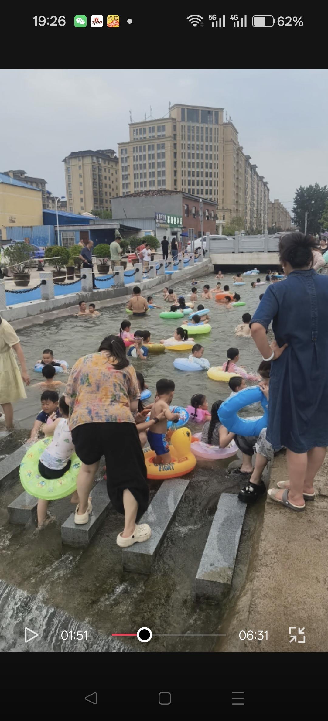 要说夏日游玩好去处，
还是带孩子们找一个有水又安全的地方，
看着小朋友们的欢声笑