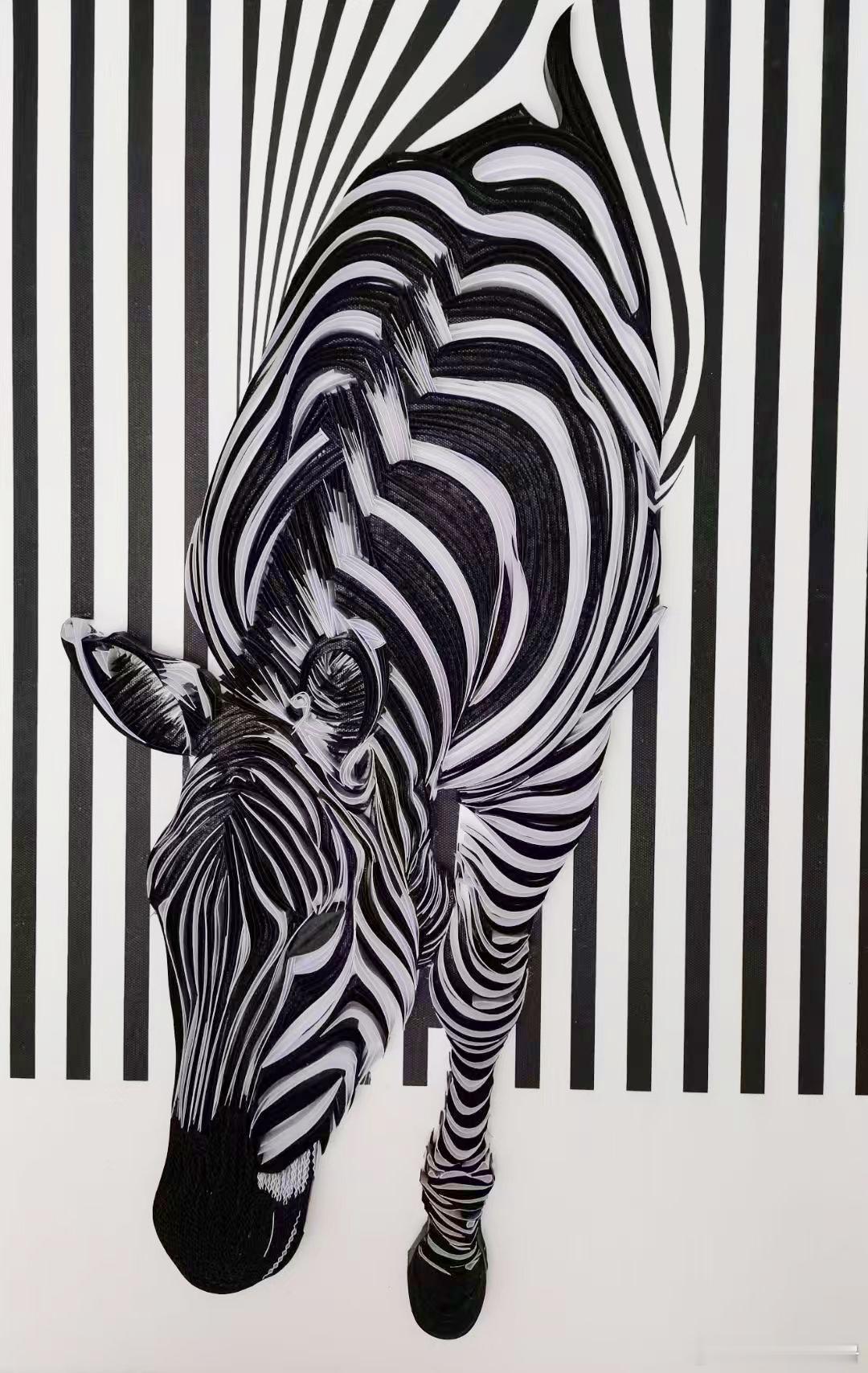 衍纸，又称盘纸或卷纸艺术，源自掐丝与花丝镶嵌技艺，它巧妙地运用卷曲、弯折等手法，