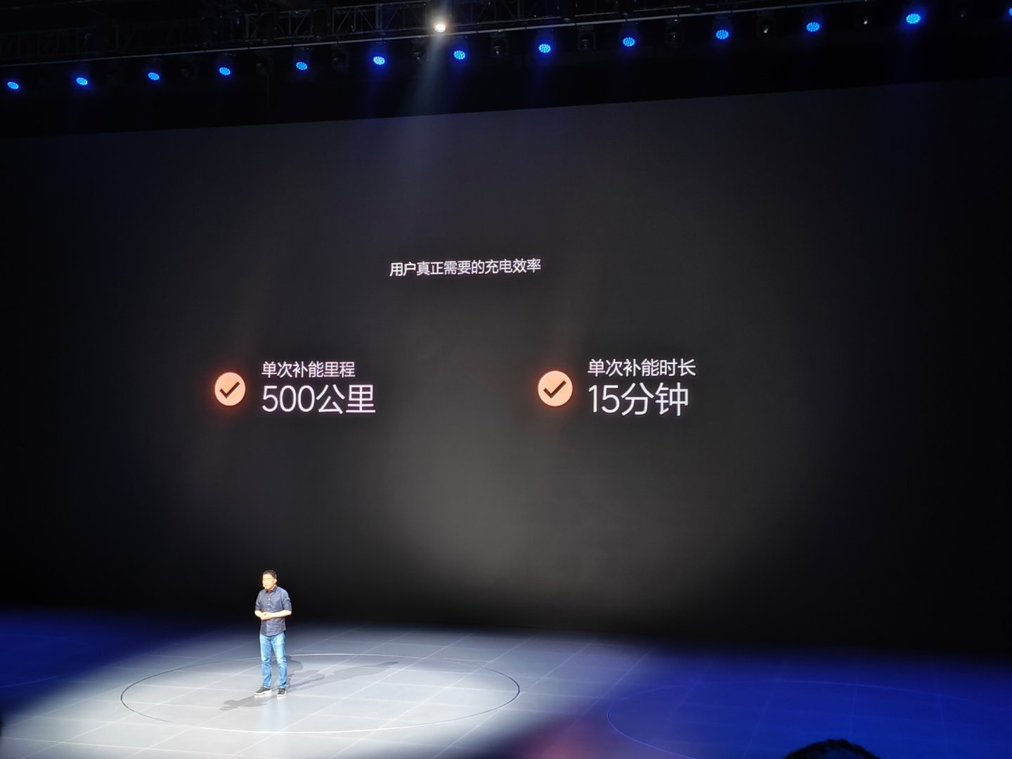 李想认为家庭需要的纯电MPV一定要解决续航以及补能的问题，MEGA搭载102度麒