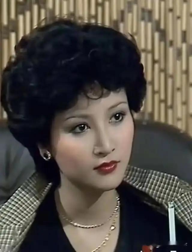 狄波拉年轻时的盛世美颜实在太惊艳了，如今76岁风采依旧，与小11岁丈夫相伴毫无违