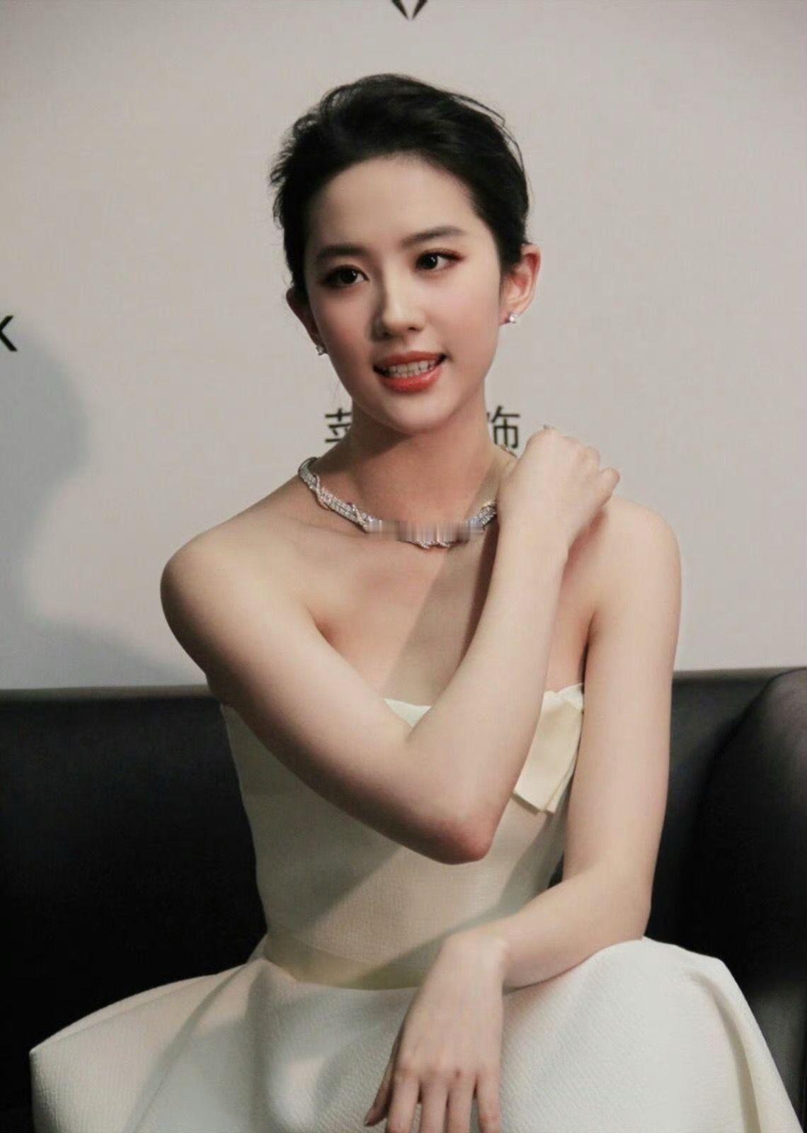 的美为何无人可以超越呢？答案就在她的谈吐和教养里。