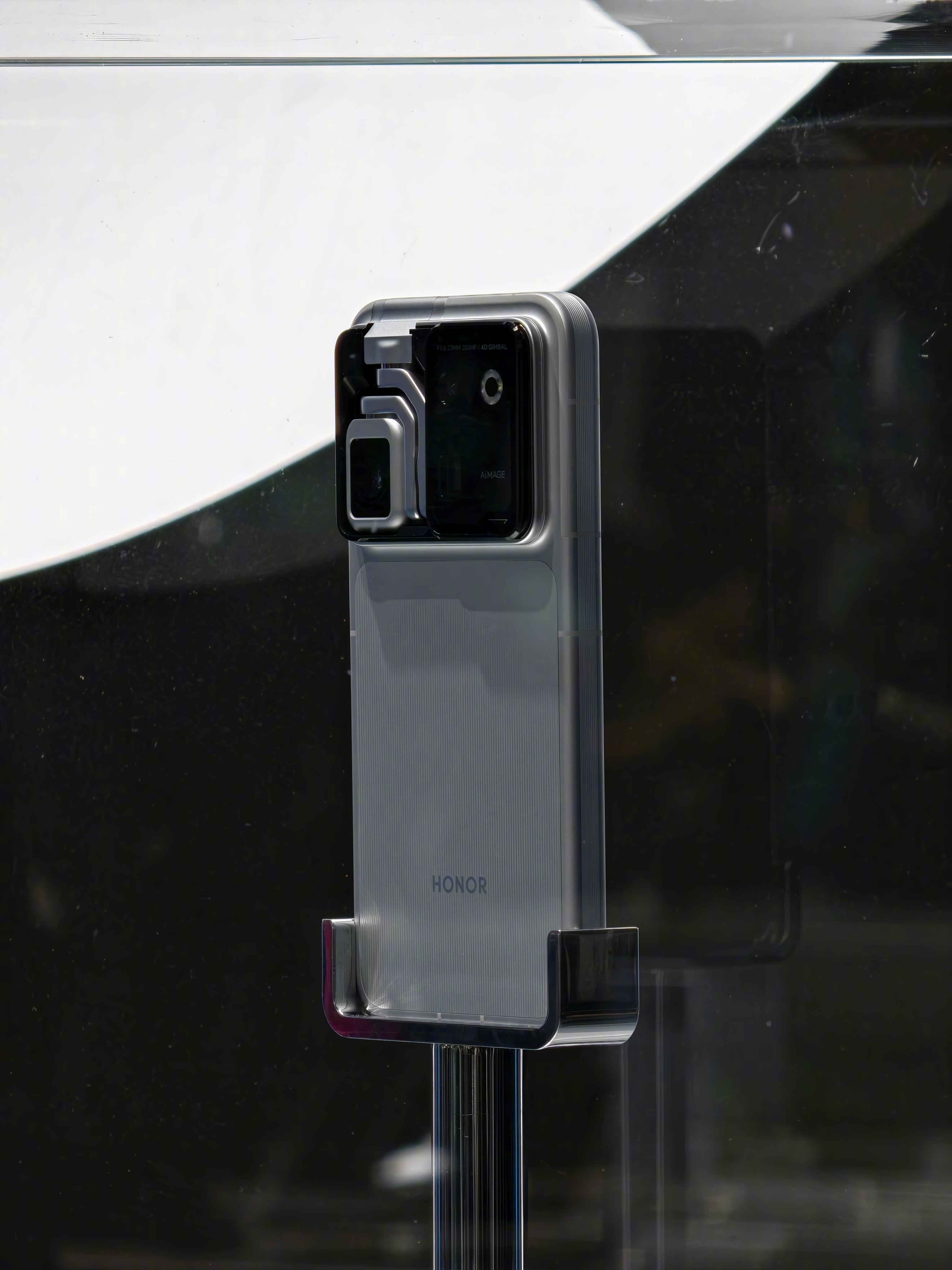 耀子 Robot Phone 今晚发布，你们觉得卖多少才能大卖？ 