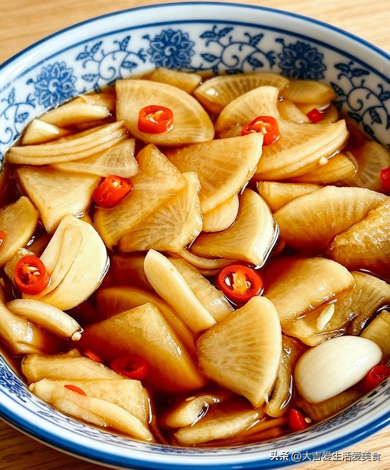 家常凉拌腌白萝卜，解腻下饭，简单几步搞定食材准备:
 白萝卜1根、生姜、大蒜、小