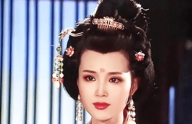 公元710年7月，李显叫上官婉儿来侍寝，俩人折腾完，上官婉儿靠在他的胸膛之上，轻