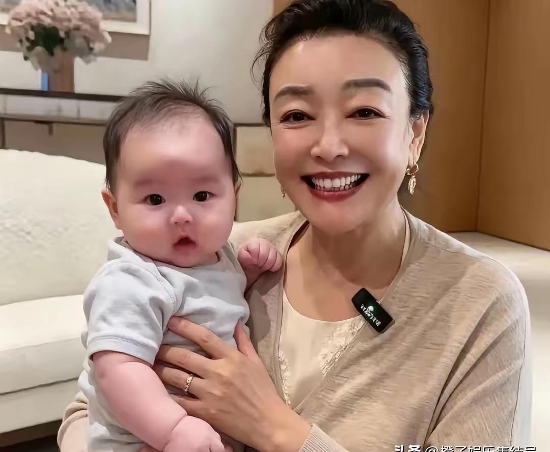 张兰抱着小汪宝，这真的是笑的见牙不见眼 小汪宝应该是最像汪小飞的一个孩 了吧！