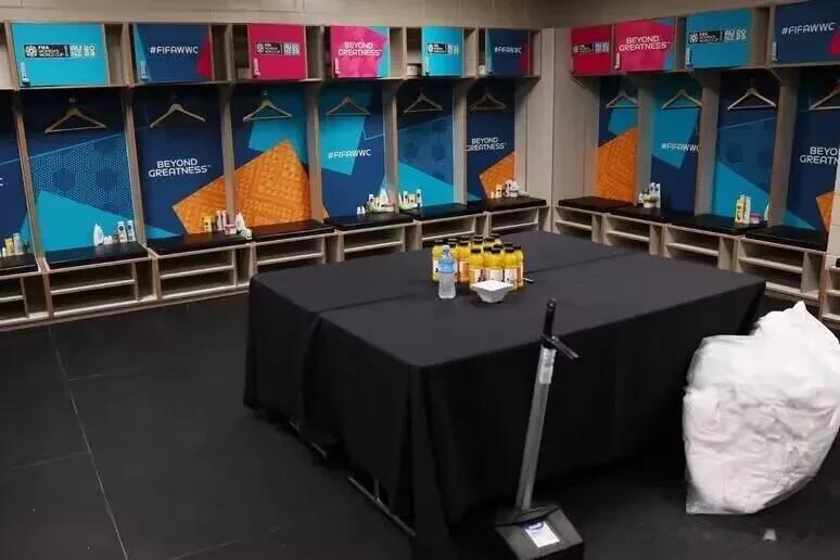 世界杯日本女足5-0拿下赞比亚后，留下一个收拾干净的更衣室和一张感谢的卡片。
做