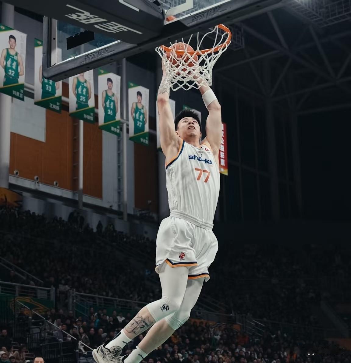 广东男篮面对上海男篮原形毕露，在上海男篮的强势攻防下全面溃败，不堪一击！上半场广