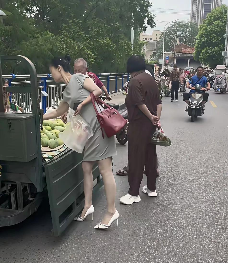 瞧这 漂亮姐姐，刚从菜摊回来，满载而归，生活气息扑面而来~美丽无时无刻尽展在生活