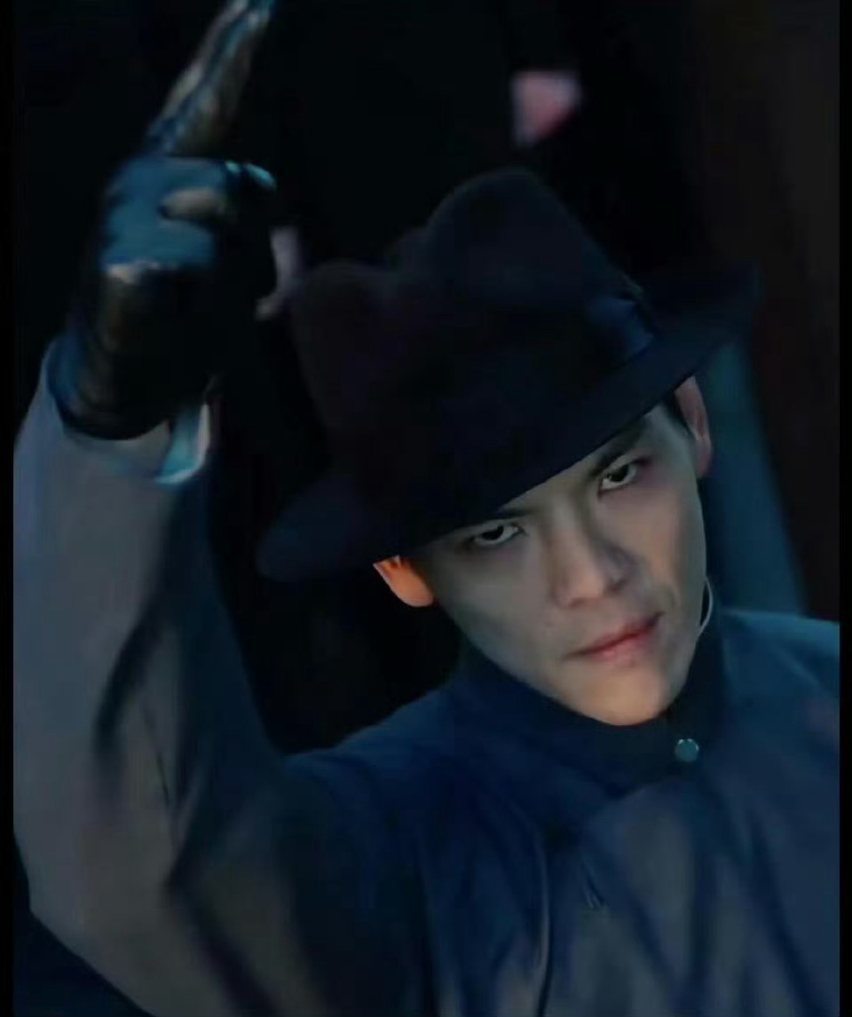#向佐撞款许文强同款帽子#别说向佐这套许文强装扮属实挺帅啊，再配上他的招牌动作属