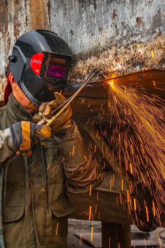 一个电焊工干了21天活，挣了11550块。回家跟老婆说只干了16天，每天500块