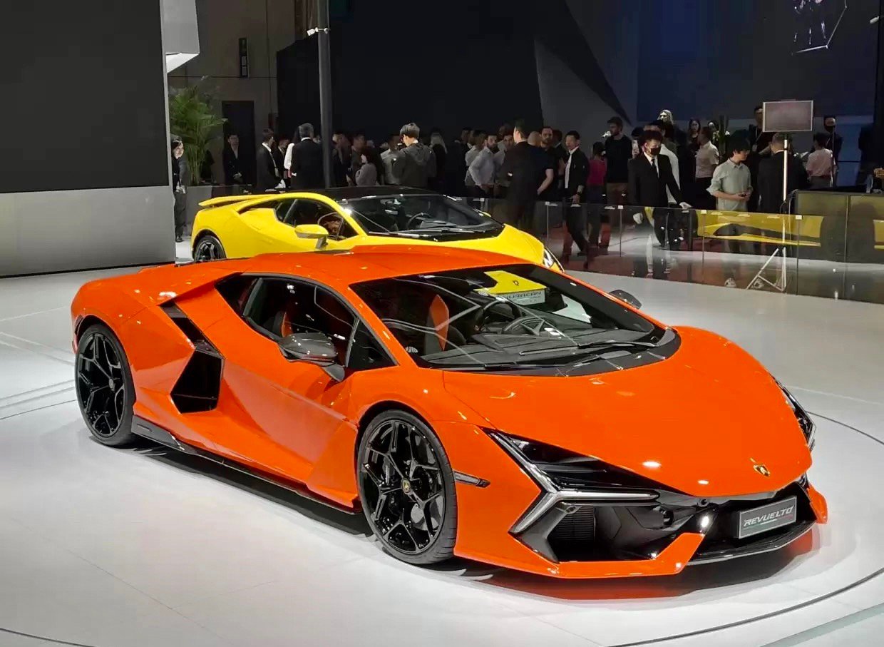 兰博基尼首款V12混合动力插电式HPEV超跑~兰博基尼Revuelto正式亮相上