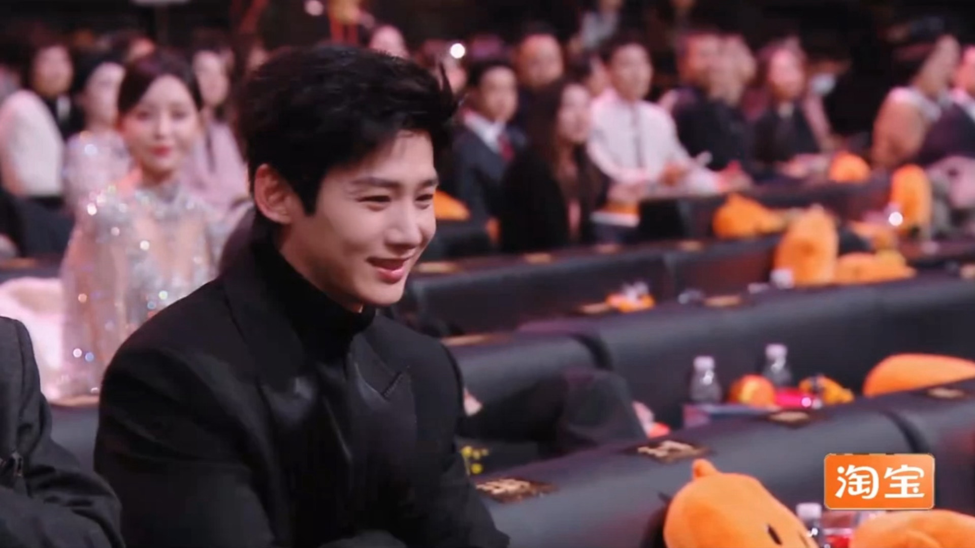 白敬亭就这样突然撒娇啊哈哈哈哈哈哈哈哈微博之夜内场