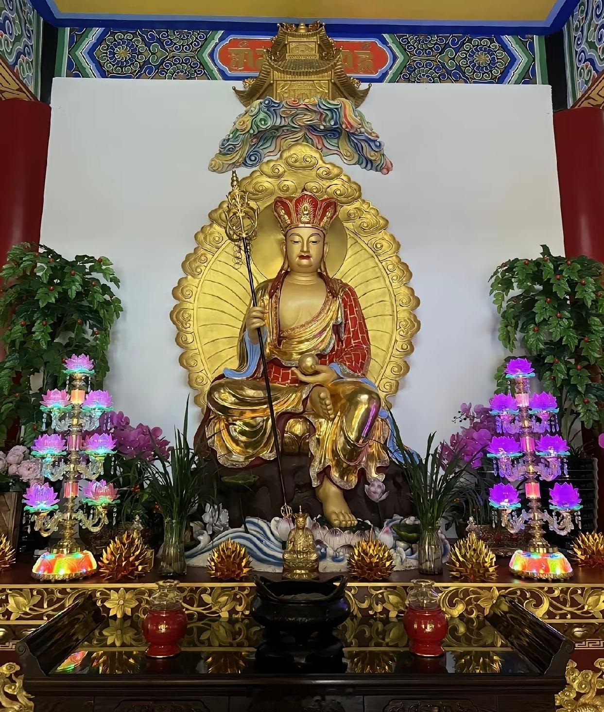 礼赞地藏王菩萨，南无大愿地藏王菩萨，祈愿我累世所有的债务债主，皆得功德回向，业障