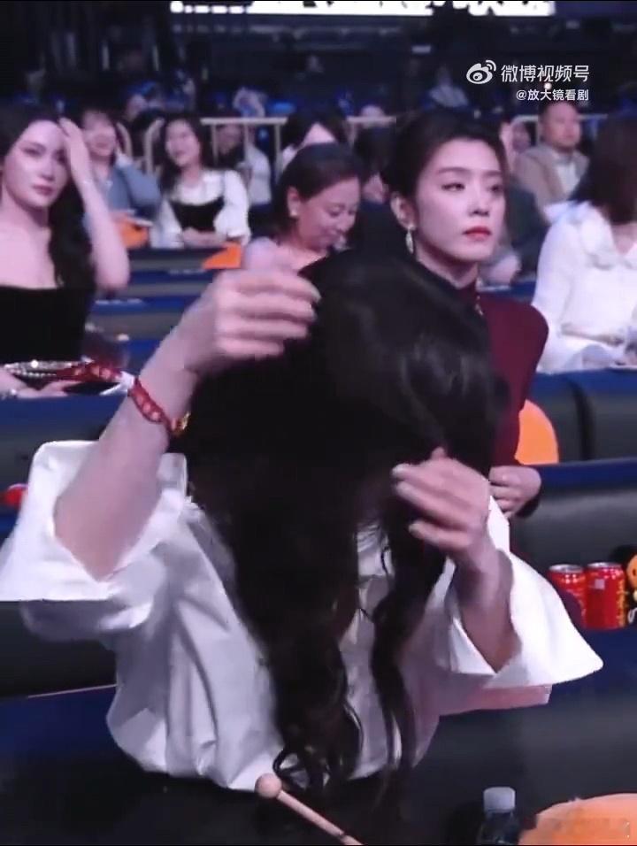 章若楠头发被勾住了章若楠手环勾住头发了章若楠也太可爱了！内场手环和头发“打架”，