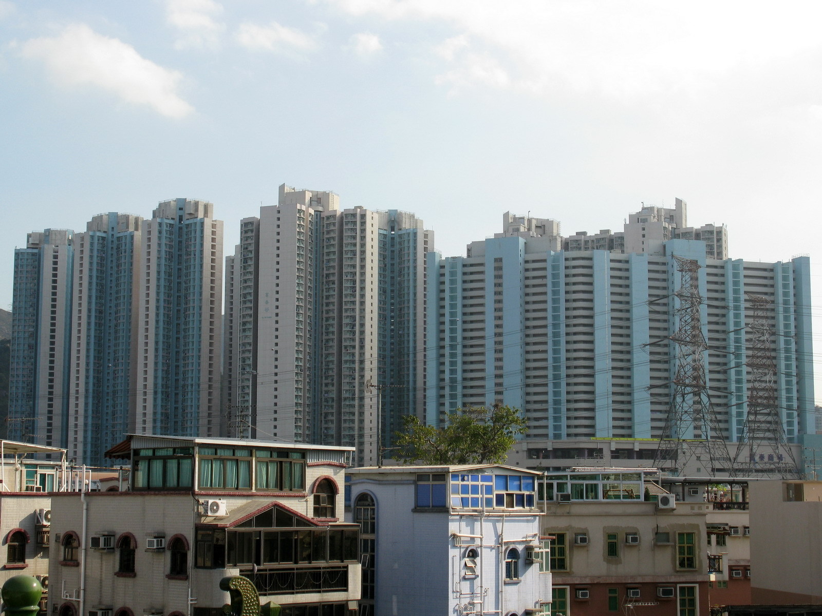 香港女童被迫搬运大袋啤酒，社署决定暂时安置三姐弟，父母获准保释香港屯门富泰邨女童
